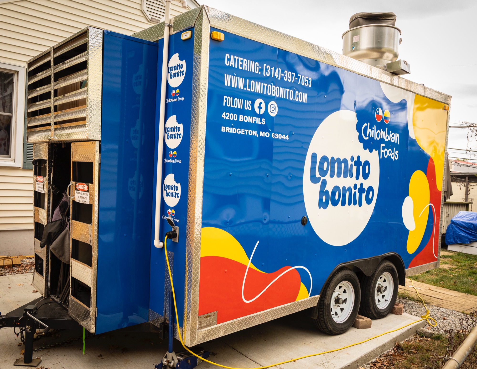 The Lomito Bonito food truck parked at an event
